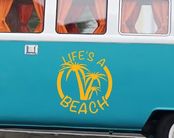 Może przedstawiać: Niebiesko-biały, zabytkowy samochód kempingowy z żółtą naklejką z napisem "Life's a Beach" i palmami w kółku.