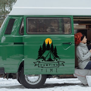 キャンプタイム RV キャンパー ビニールステッカー アウトドアアドベンチャー愛好家向け フォレストテント デカール 旅行トレーラーやバンライフ用 ビニールカーデカール ギフト