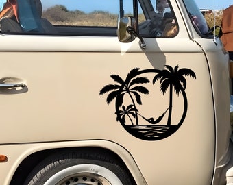 Może przedstawiać: Biały, zabytkowy van z czarną sylwetką palm i hamakiem w kółku na boku. Van ma niebieską antenę i czarne lusterko boczne.