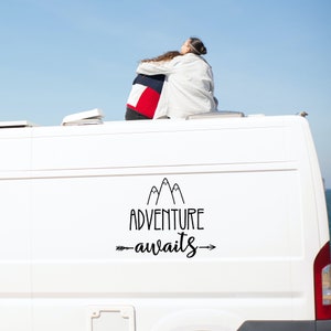 Autocollant de camping-car en vinyle Adventure Await avec montagnes et flèches pour camping-car, fenêtre de voiture Autocollant de voyage en plein air Wanderlust Motohome