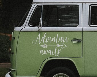 Adventure Awaits Wohnwagen Aufkleber, Wohnwagen Vinly Aufkleber, Camping Aufkleber, Camper Aufkleber, große Aufkleber, Wohnwagen Geschenk,