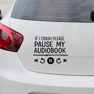 Puede incluir: Calcomanía de vinilo negro para coche con el texto "IF I CRASH PLEASE PAUSE MY AUDIOBOOK" encima de una barra de control del reproductor multimedia. La barra de control incluye iconos de rebobinado, reproducción/pausa y avance rápido. La calcomanía está en un coche blanco.