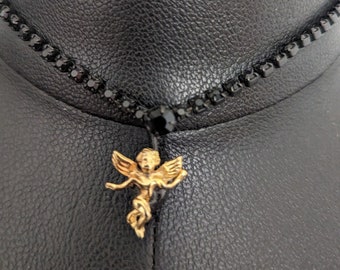 Schwarze Upcycled Choker-Halskette mit goldenem Engel