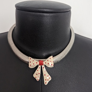 Odświeżony naszyjnik z kokardą w stylu vintage w czerwone kropki