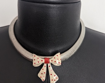 Collar con lazo navideño vintage reinventado con lunares rojos como regalo