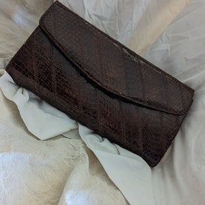 Bolso clutch de los años 70 en piel de serpiente Café au Latte