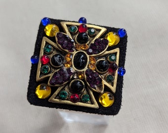 Anillo unisex ajustable con cruz colorida vintage reciclada