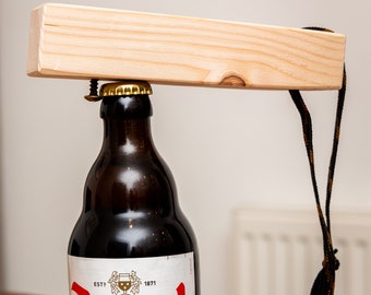 Flaschenöffner aus Fichtenholz mit Kordelband