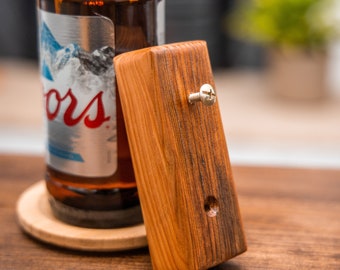 Handgemachter Flaschenöffner aus Holz: Recyceltes Gerüstbrett