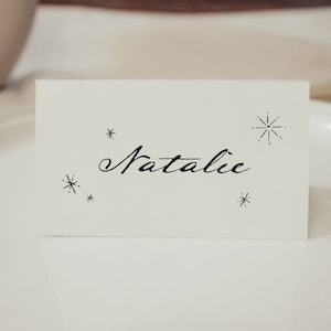 Plantilla editable para tarjetas de mesa, dibujadas a mano, con nombres originales, estrellas alineadas, brillo, descarga instantánea / 57