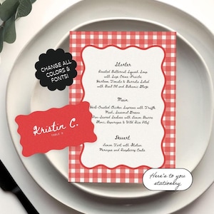 Op de afbeelding: Een rode en witte gingham-gepatroneerde menukaart met een rode rand. Het menu bevat een voorgerecht, een hoofdgerecht en een dessert. De tekst op de menukaart luidt: "Voorgerecht: Gebakken pompoensoep met salie-crème fraîche, erfstuktomaten- en burrata-salade met basilicumolie en balsamico-glazuur. Hoofdgerecht: Kruiden-gekorst kipfilet met truffelpuree, seizoensgroenten, gebakken zeebaars met citroen-beurre blanc, asperges en wilde rijstpilaf. Dessert: Citroentaart met Stabiaanse meringue en frambozencoulis. Hier is op u briefpapier."