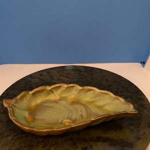 Vintage Frankoma prairie green small leaf dish.