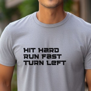Hard geraakt, snel rennen, linksaf slaan | Honkbal | mama | Ren rond de bases | Speldag | Honkbal | Coachshirt | Unisex jersey T-shirt met korte mouwen