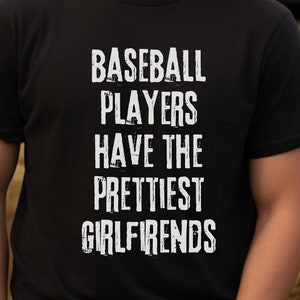 Honkbalspelers hebben de mooiste vriendinnen | Honkbal | Ren rond de bases | Speldag | Honkbal | Unisex jersey T-shirt met korte mouwen