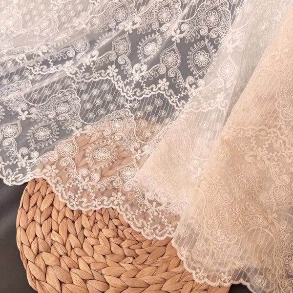 Tessuto in pizzo di cotone ricamato color bianco sporco e beige: larghezza 50 pollici, stile vintage.