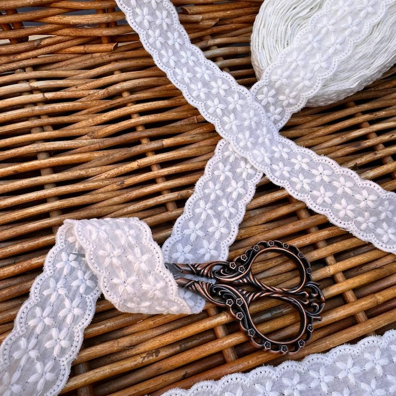 lace trim for home decor
cotton lace for bows
off-white ribbon fabric