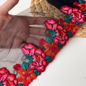 Bordure en dentelle florale brodée, fleurs rouge vif sur résille noire, 5" de large
