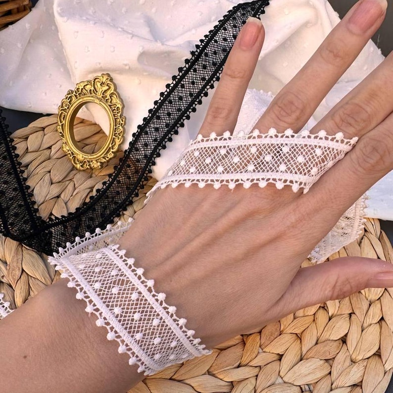Delicate lace trim
Vintage-inspired lace
Lace for handmade projects
Luxury lace ribbon