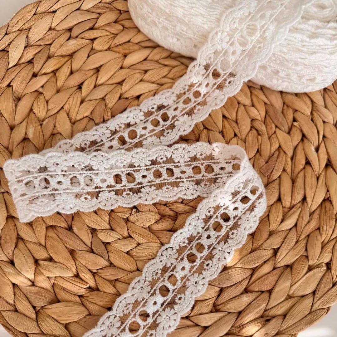 Embroidered Cotton Lace Trim: Off-white Mirrored 1.5