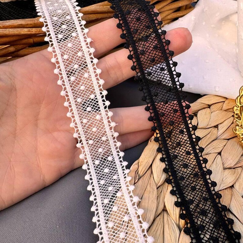 Venice lace trim
Guipure lace
Scalloped edge lace