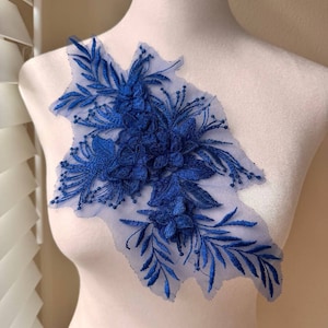 Applique florale bleue, fleurs 3D brodées (11,81 x 7,08 po.)
