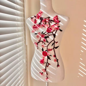 Rosa Sakura-applikation: Stor broderad blommig lapp (74 x 25 cm)