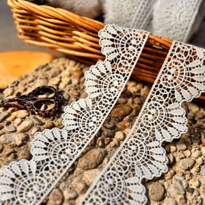 Venezianer Spitzenband, weißes Häkelband mit Bogenkante, 5 cm Breite, Vintage Spitzenbesatz