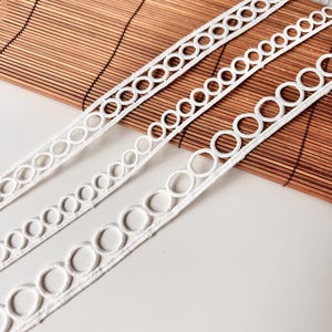 Adorno de encaje circular color marfil: cinta de guipur vintage con lazo redondo y ribete veneciano de cadena (cortado a medida)