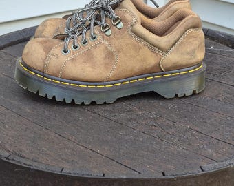 Vintage Dr. Martens 10940 low-top chunky oxford shoes..W-9/M-8