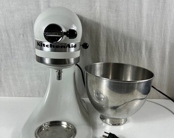 kitchenaide stand mixer with bowl and attachments