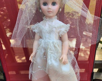 Muñeca de novia vintage de los años 50 con ojos soñolientos