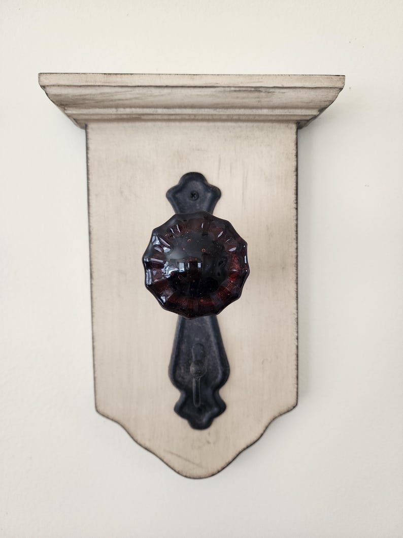 Puede incluir: Un letrero de madera r&uacute;stica con el texto "Welcome to our home" en letras blancas. El letrero presenta un acabado envejecido y un dise&ntilde;o sencillo y acogedor, perfecto para un porche o entrada.
