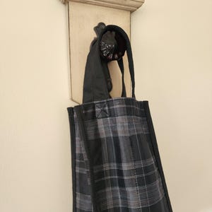 Puede incluir: Un letrero de madera r&uacute;stico con el texto "Welcome to our home" en un estilo manuscrito. El letrero presenta un acabado envejecido y un dise&ntilde;o sencillo y acogedor, perfecto para un porche o entrada.
