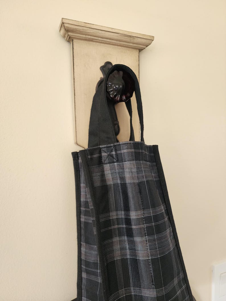 Puede incluir: Un letrero de madera r&uacute;stico con el texto "Welcome to our home" en un estilo manuscrito. El letrero presenta un acabado envejecido y un dise&ntilde;o sencillo y acogedor, perfecto para un porche o entrada.