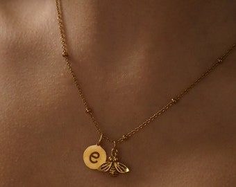 Biene-Charm-Halskette mit rundem Anfangsnamen-Anhänger | Zierliches Hummel-Geschenk für Sie | Individueller Schmuck | Honig-Gold-Halskette