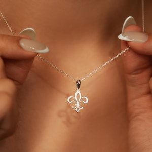 18 kt verguld sterlingzilver sierlijke fleur de lis kettinghanger | Unieke Fleur de lis-bedel | Zomersieraden | Diamantgeslepen ketting