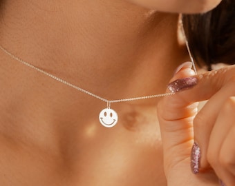 Collar con colgante de carita sonriente en plata de ley: un delicado dije de felicidad
