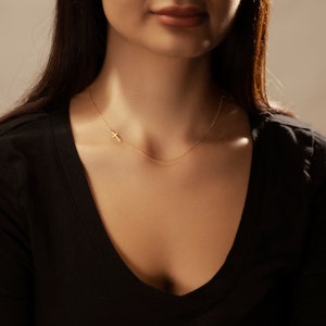 Collier initiale croix en argent sterling - Cadeau de maman personnalisé