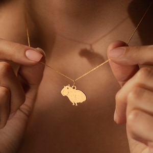 Pendentif mini capybara en argent sterling | Collier fin Capybara | Bijoux animaux uniques | Chaîne taillée au diamant