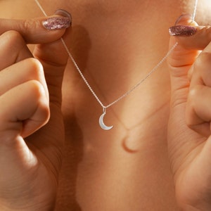 Elegant halvmånehalsband: Sterlingsilver, diamantslipad kedja 18K guldpläterad