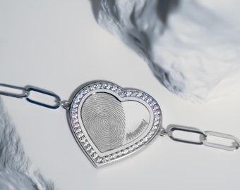 Pulseira personalizada com impressão digital em forma de coração: Joia memorial em prata de lei com zircônias.
