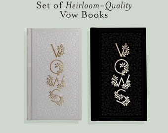 Puede incluir: Un juego de dos libros de votos, uno blanco y otro negro. La palabra "VOWS" está escrita en letras doradas con detalles florales. El texto "Set of Heirloom-Quality Vow Books" está en la parte superior. Libros de votos.