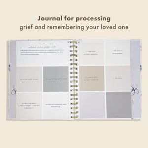 Peut inclure: Journal ouvert avec une reliure spirale dor&eacute;e. Le journal est ouvert sur une page avec des affirmations dans une mise en page en grille. Le texte en haut se lit "Journal pour traiter le deuil et se souvenir de votre &ecirc;tre cher."