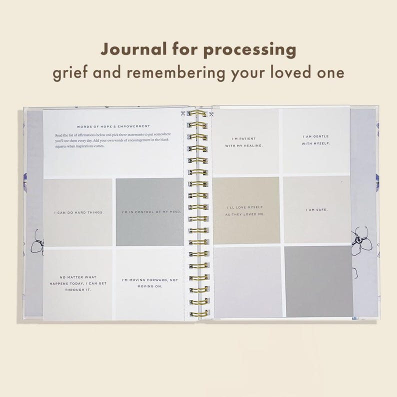 Peut inclure: Journal ouvert avec une reliure spirale dor&eacute;e. Le journal est ouvert sur une page avec des affirmations dans une mise en page en grille. Le texte en haut se lit "Journal pour traiter le deuil et se souvenir de votre &ecirc;tre cher."