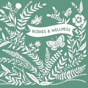 以下が含まれることがあります： 水色の背景に、白い植物要素と蝶が描かれたイラストです。「BODIES & WELLNESS」の文字が白いバナーに表示されています。デザインには、さまざまな葉、花、装飾的なディテールが含まれています。