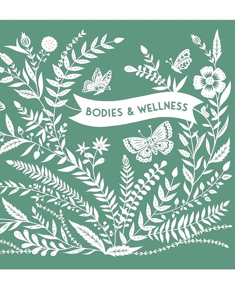 以下が含まれることがあります： 水色の背景に、白い植物要素と蝶が描かれたイラストです。「BODIES & WELLNESS」の文字が白いバナーに表示されています。デザインには、さまざまな葉、花、装飾的なディテールが含まれています。