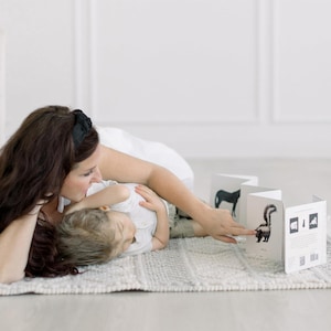 Tummy Time Box Set: A 3-Book Box Set of High-Contrast Art for Visual Stimulation at Tummy Time image 5