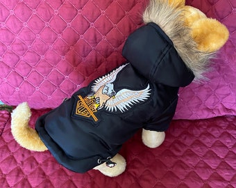 Chaqueta para mascota acolchada con capucha peluda para clima frío, color negro, con parches personalizados, para motociclistas, razas pequeñas y medianas