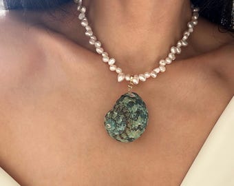 Naturpärlhalsband med grönt snäckskalhänge • Flervägs sjöjungfruhalsband • Statementpärlsmycken