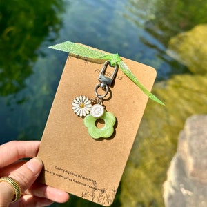 Y2K Daisy Keychain, Personalised Initial Keychain, Boho Chic Key Chain for Women, Teen Girls, Cute Key Rings, Alphabet Bag Charm